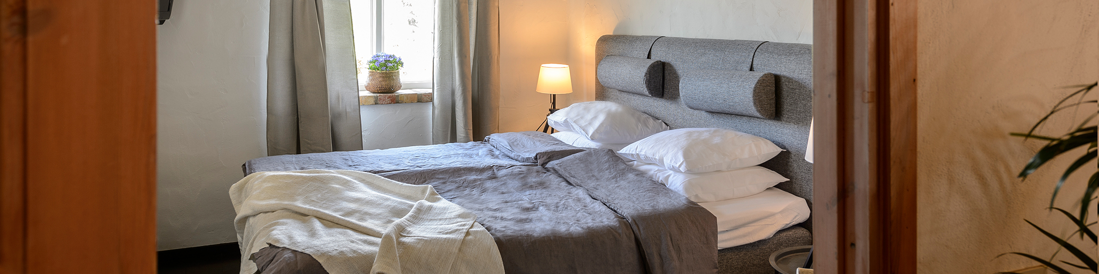 Våra rum är bekvämt inredda med breda, sköna sängar som är bäddade med härligt mjuka lakan. Här sover du gott!